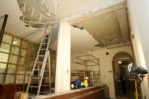 Último desprendimiento del falso techo en el Palacio municipal, ocurrido en mayo. 