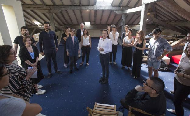 La artista Cristina Iglesias, en el centro, durante la presentación del TalleR 