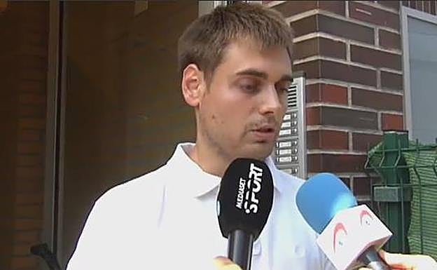 Andrés Barquín atiende a los medios de comunicación este martes por la mañana en Puente San MIguel.