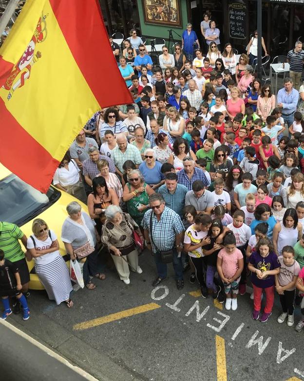 Minuto de silencio celebrado este mediodía a las puertas del Ayuntamiento de Reocín