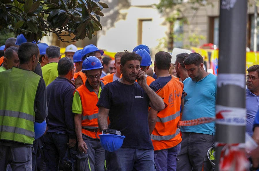 Imagen. Varios operarios de las obras de rehabilitación del Ritz de Madrid.