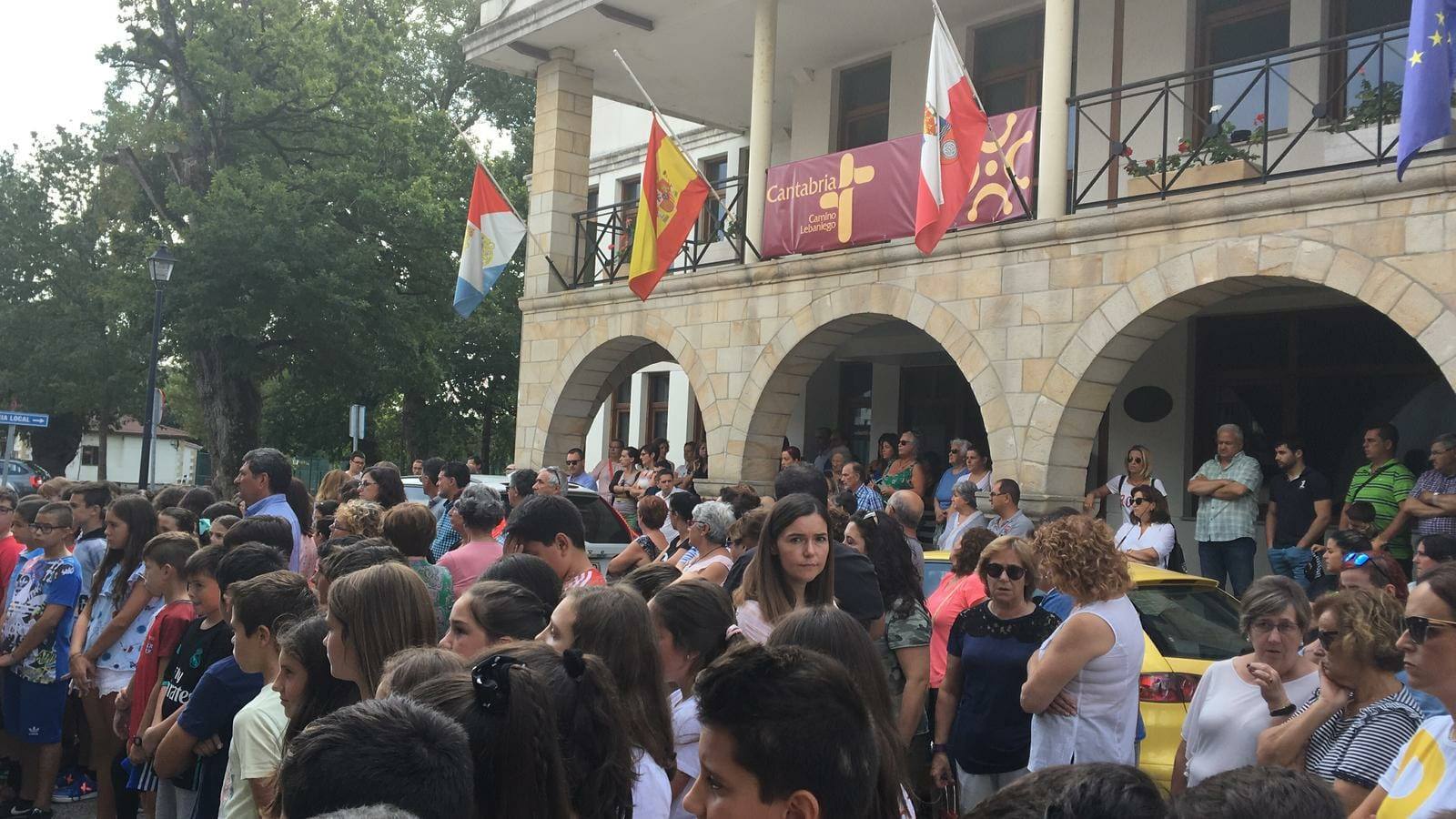 Fotos: El minuto de silencio convocado esta mañana frente al Ayuntamiento de Reocín