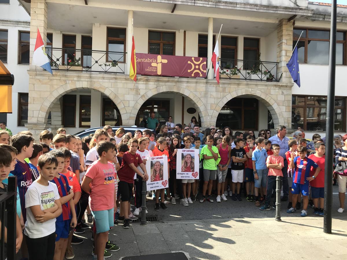 Fotos: El minuto de silencio convocado esta mañana frente al Ayuntamiento de Reocín