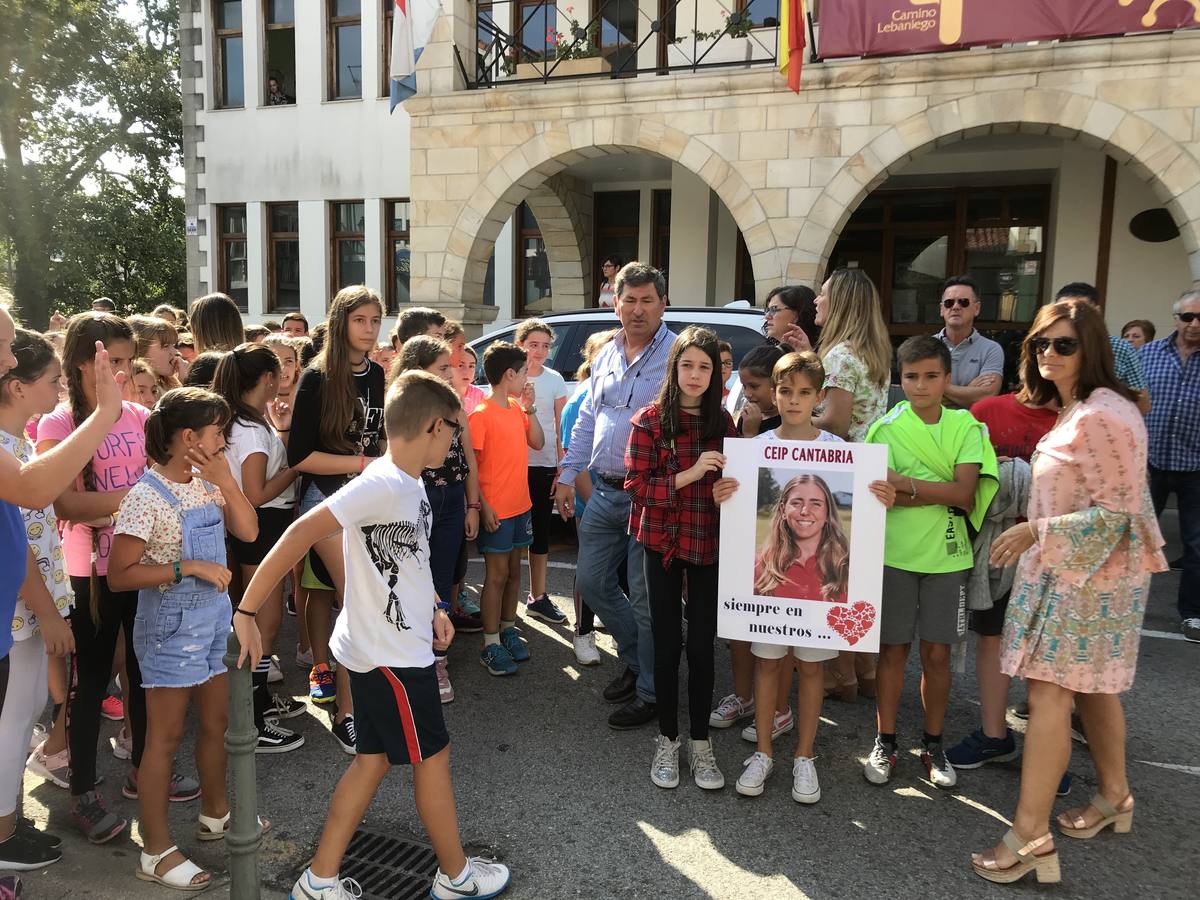 Fotos: El minuto de silencio convocado esta mañana frente al Ayuntamiento de Reocín