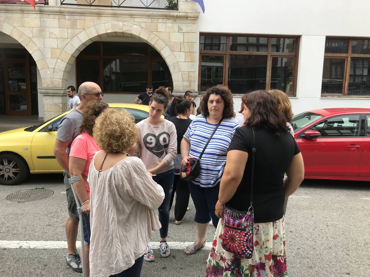 Fotos: El minuto de silencio convocado esta mañana frente al Ayuntamiento de Reocín