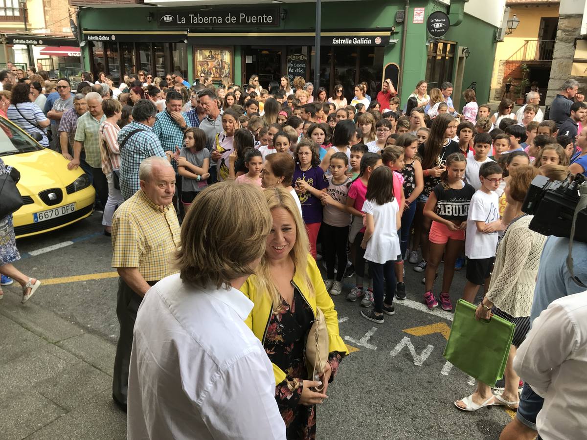 Fotos: El minuto de silencio convocado esta mañana frente al Ayuntamiento de Reocín