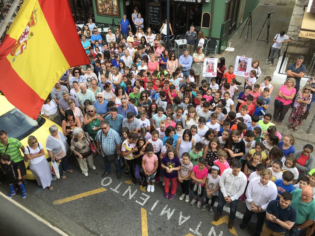 Fotos: El minuto de silencio convocado esta mañana frente al Ayuntamiento de Reocín