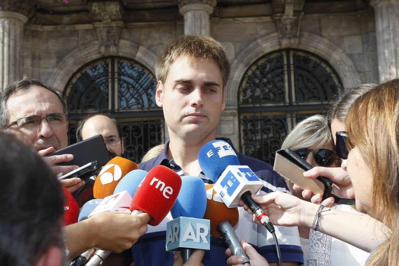 Autoridades y vecinos han arropado este mediodía al hermano de Celia Barquín, la joven golfista asesinada en Estados Unidos, en un emotivo minuto de silencio celebrado en Torrelavega