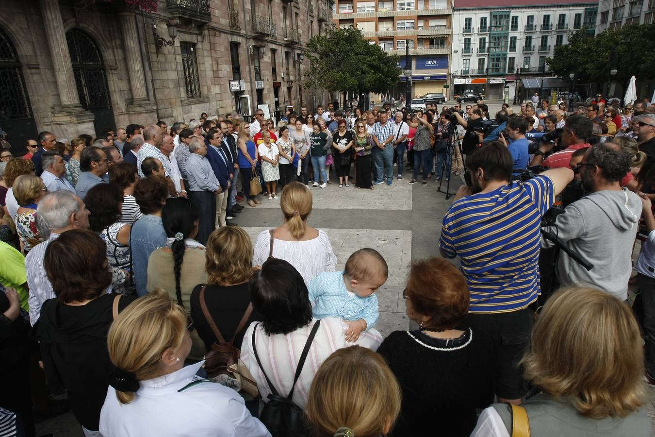 Autoridades y vecinos han arropado este mediodía al hermano de Celia Barquín, la joven golfista asesinada en Estados Unidos, en un emotivo minuto de silencio celebrado en Torrelavega