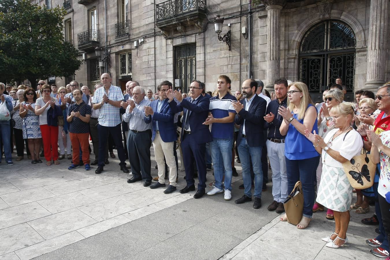 Autoridades y vecinos han arropado este mediodía al hermano de Celia Barquín, la joven golfista asesinada en Estados Unidos, en un emotivo minuto de silencio celebrado en Torrelavega