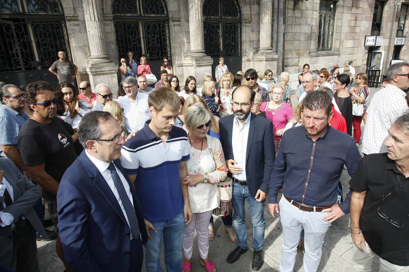 Autoridades y vecinos han arropado este mediodía al hermano de Celia Barquín, la joven golfista asesinada en Estados Unidos, en un emotivo minuto de silencio celebrado en Torrelavega