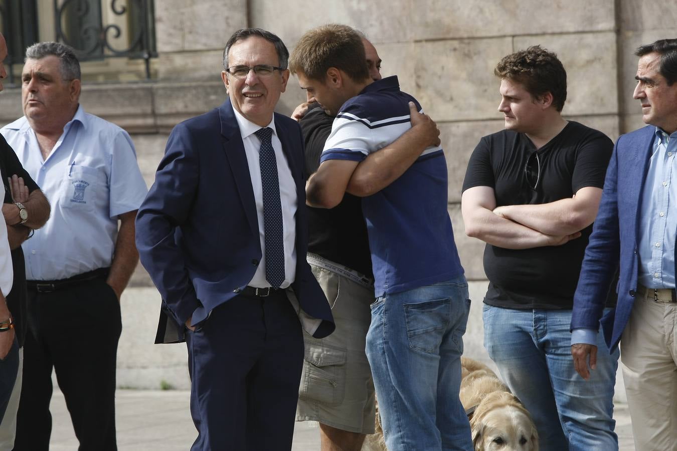 Autoridades y vecinos han arropado este mediodía al hermano de Celia Barquín, la joven golfista asesinada en Estados Unidos, en un emotivo minuto de silencio celebrado en Torrelavega