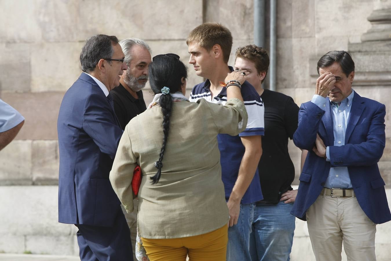 Autoridades y vecinos han arropado este mediodía al hermano de Celia Barquín, la joven golfista asesinada en Estados Unidos, en un emotivo minuto de silencio celebrado en Torrelavega