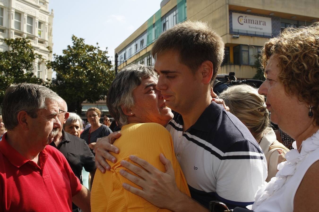 Autoridades y vecinos han arropado este mediodía al hermano de Celia Barquín, la joven golfista asesinada en Estados Unidos, en un emotivo minuto de silencio celebrado en Torrelavega