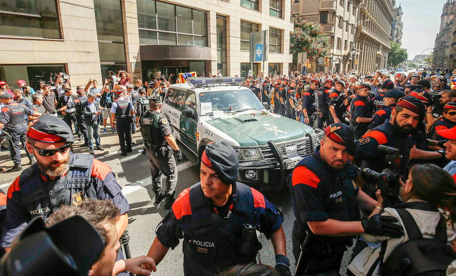 Hace un año, los presidentes de la ANC y Ómnium, hoy en prisión, llamaron el 20 de setiembre del año pasado a la ciudadanía a movilizarse frente a la Consejería de Economía por los registros que alli estaban realizando efectivos de la Guardia Civil. Allí se congregaron 40.000 personas en lo que se definió como un asedio.