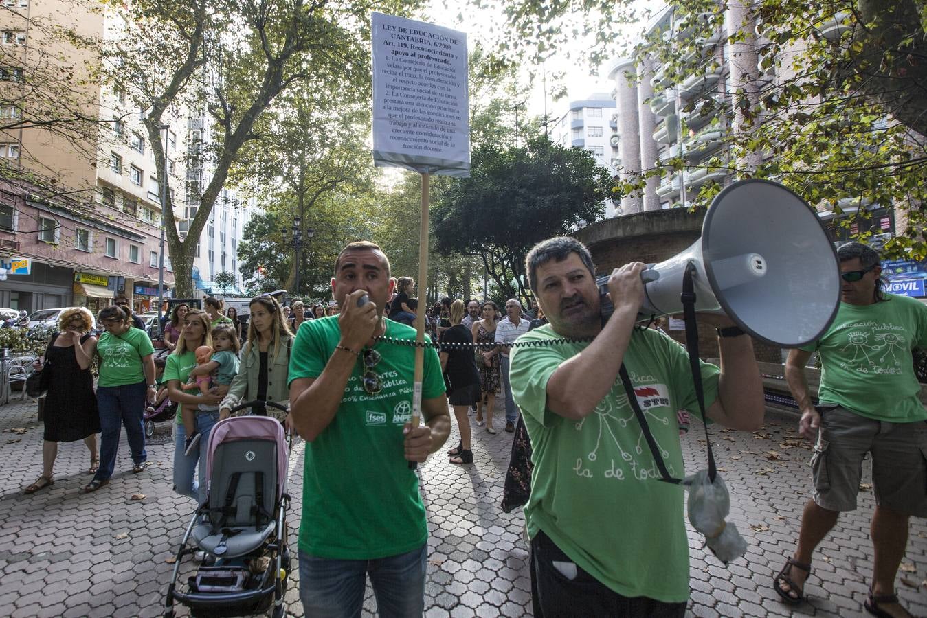 Fotos: Un millar de profesores protestan contra el cambio de horarios