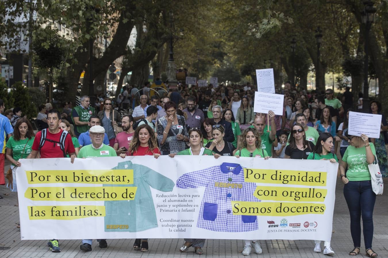 Fotos: Un millar de profesores protestan contra el cambio de horarios