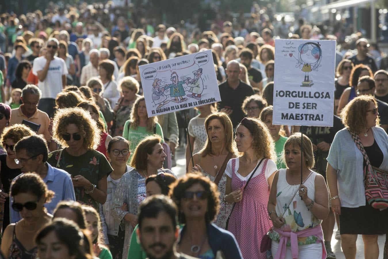 Fotos: Un millar de profesores protestan contra el cambio de horarios