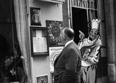 Imagen secundaria 1 - Alfred Hitchcock durante su visita a la sexta edición del Festvial de San Sebastián en una imagen recogida en el libro de Diego Galán, '50 años de rodaje'.
