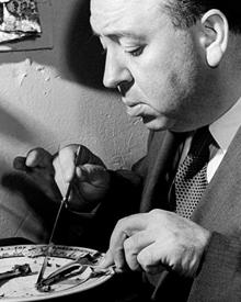 Imagen secundaria 2 - Alfred Hitchcock durante su visita a la sexta edición del Festvial de San Sebastián en una imagen recogida en el libro de Diego Galán, '50 años de rodaje'.