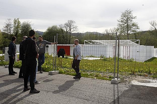 Representantes de grupos musicales conversan junto a los locales de ensayo. :: LUIS PALOMEQUE