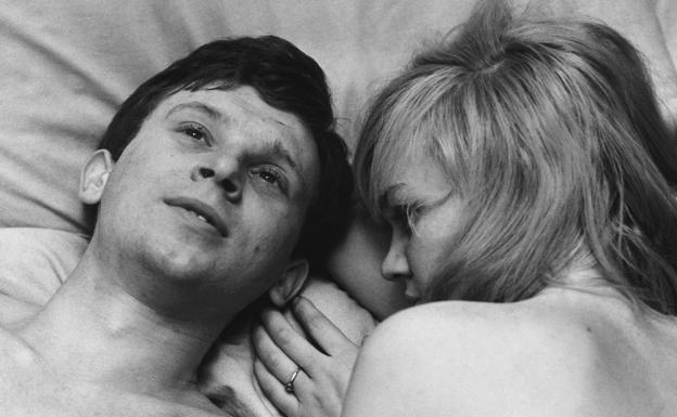 Imagen principal - Vladimír Mensík, Hana Brejchová y Vladimír Pucholt en 'Los amores de una rubia' (1965). 