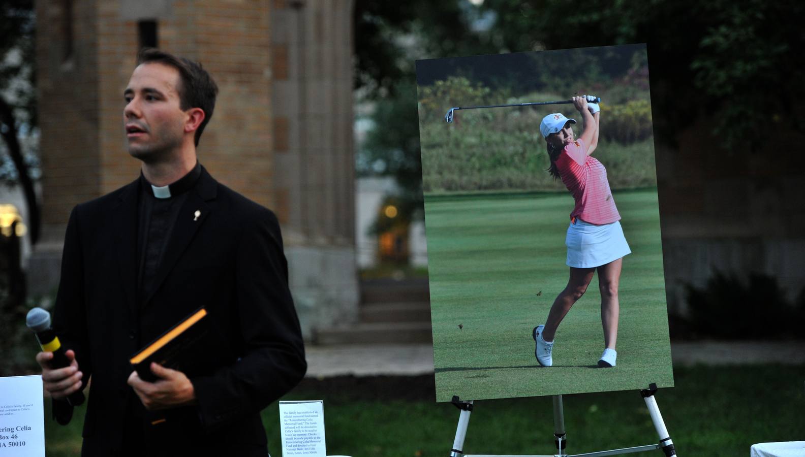 Amigos, compañeros de equipo, estudiantes y profesores han asistido esta madrugada a una vigilia en memoria de la excampeona de golf del estado de Iowa, la cántabra Celia Barquin Arozamena, en el campus de Ames