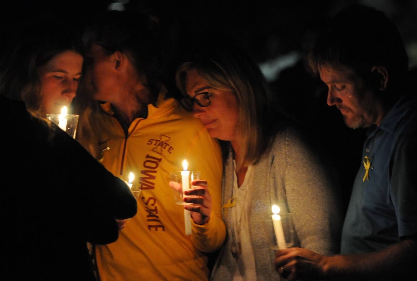 Amigos, compañeros de equipo, estudiantes y profesores han asistido esta madrugada a una vigilia en memoria de la excampeona de golf del estado de Iowa, la cántabra Celia Barquin Arozamena, en el campus de Ames