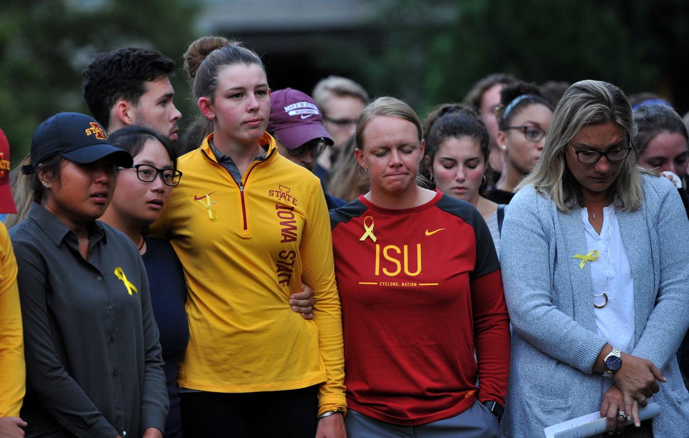 Amigos, compañeros de equipo, estudiantes y profesores han asistido esta madrugada a una vigilia en memoria de la excampeona de golf del estado de Iowa, la cántabra Celia Barquin Arozamena, en el campus de Ames