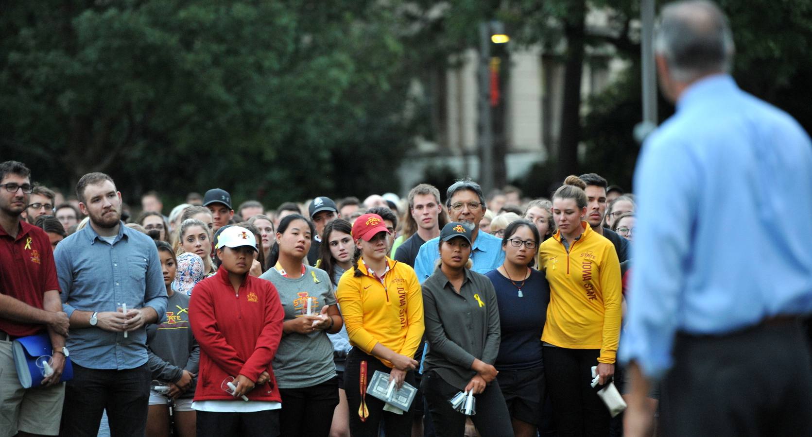 Amigos, compañeros de equipo, estudiantes y profesores han asistido esta madrugada a una vigilia en memoria de la excampeona de golf del estado de Iowa, la cántabra Celia Barquin Arozamena, en el campus de Ames