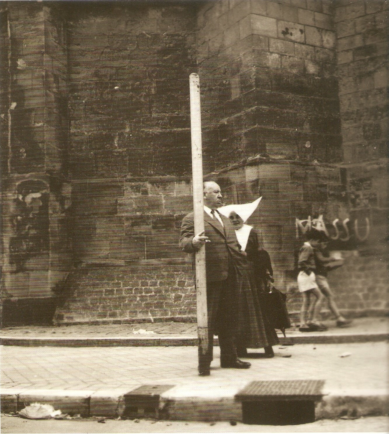Alfred Hitchcock durante su visita a la sexta edición del Festvial de San Sebastián en una imagen recogida en el libro de Diego Galán, '50 años de rodaje'. 