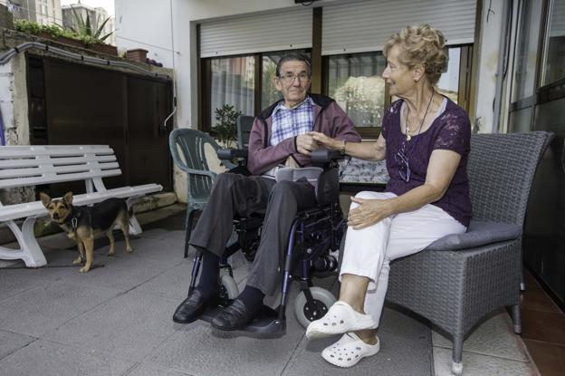 Salustiano Hidalgo, diagnosticado en 2013 de deterioro cognitivo, agarra la mano de su mujer en el porche de su casa. 