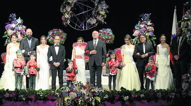 El alcalde, José Miguel Barrio, y los concejales Daniel Santos, Miguel Ángel Fernández, Tomás Gutiérrez y Álvaro Zabalía posan junto a la reina y damas de San Mateo, Estrella Higuera, María González, Nerea Rasilla, María García y Andrea Álvarez, y sus pajes durante la ceremonia de las Justas Literarias. 