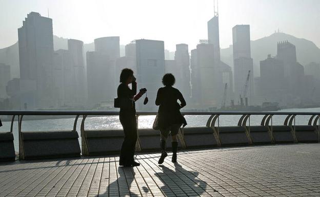 Dos turistas en Hong Kong antes de una reunión de la OMC. 