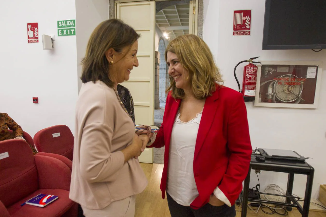 Veinte letrados, profesores universitarios y representantes políticos procedentes de diversos puntos de la geografía española debaten sobre la reforma de la Constitución con motivo de su 40 aniversario en el Parlamento de Cantabria