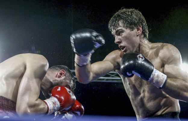 Sergio García lanza un golpe durante un combate. 