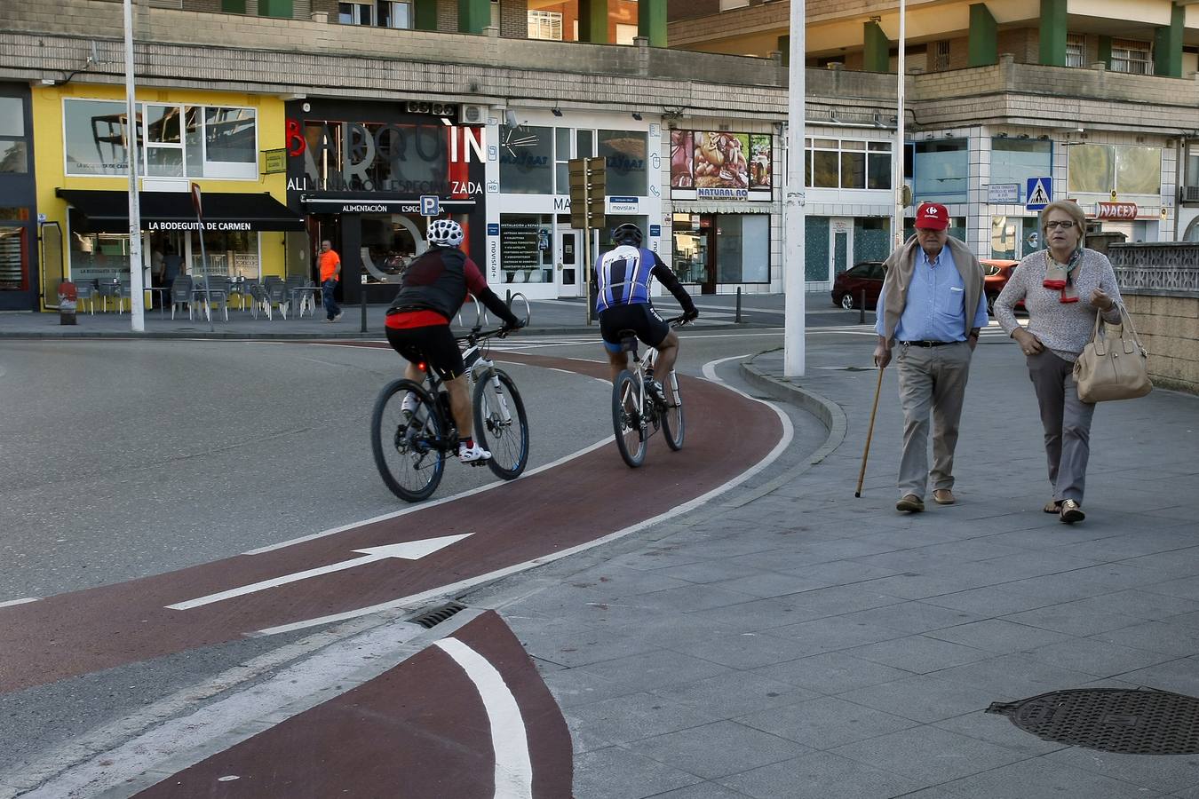 Fotos: Así es el primer carril bici que entra en la ciudad de Torrelavega