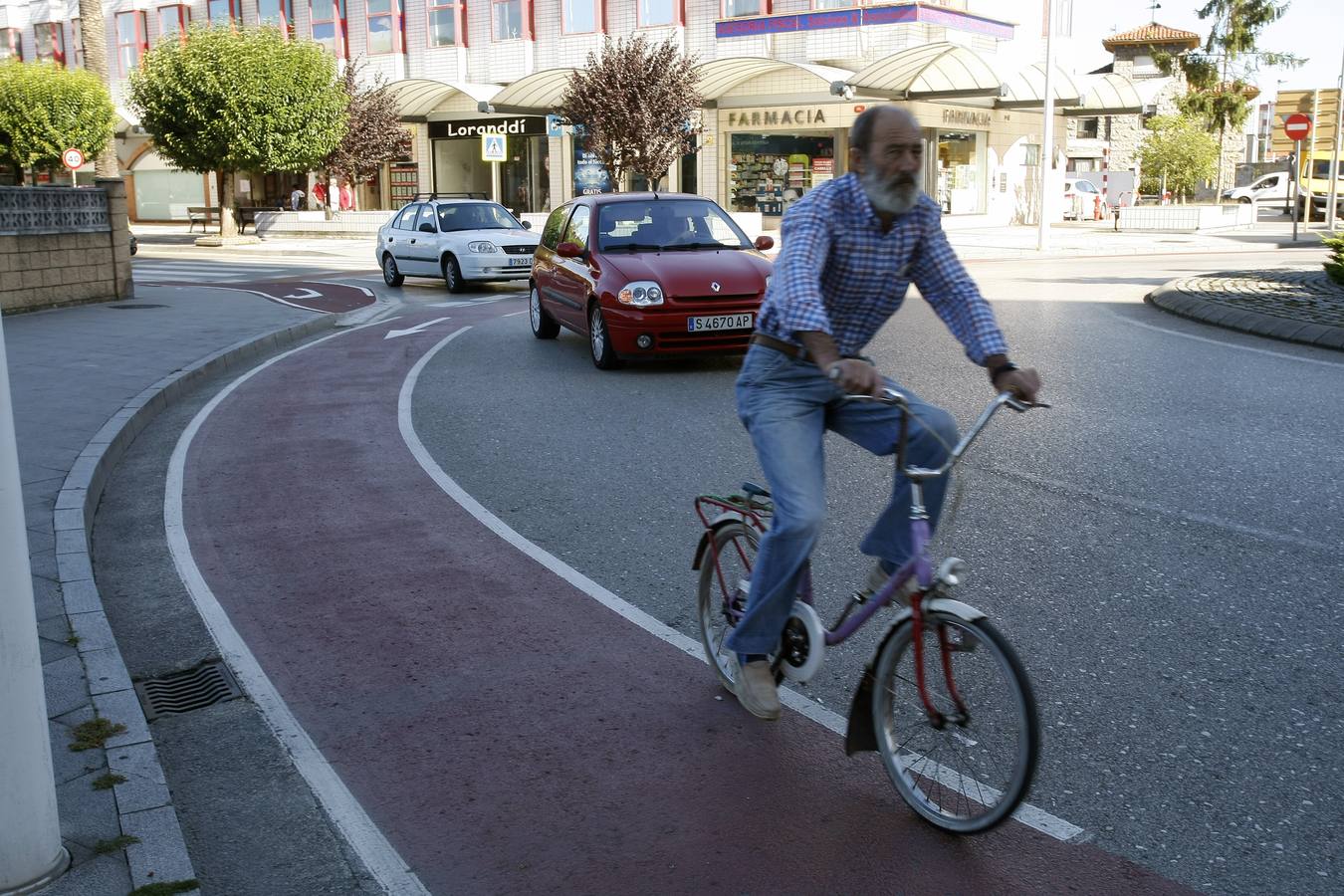 Fotos: Así es el primer carril bici que entra en la ciudad de Torrelavega
