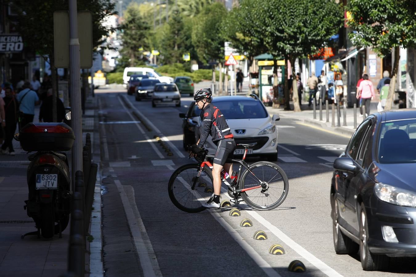 Fotos: Así es el primer carril bici que entra en la ciudad de Torrelavega