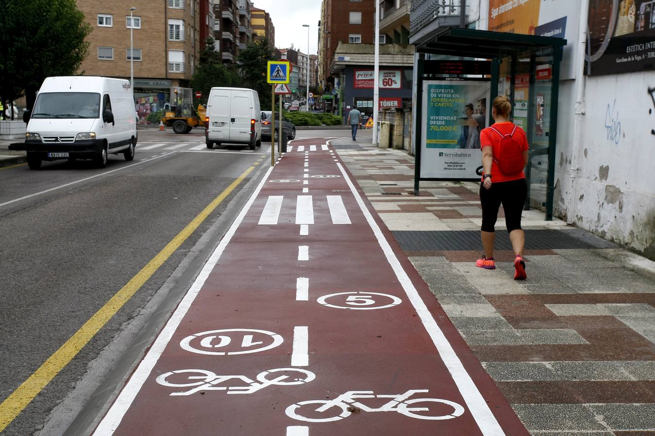 Fotos: Así es el primer carril bici que entra en la ciudad de Torrelavega
