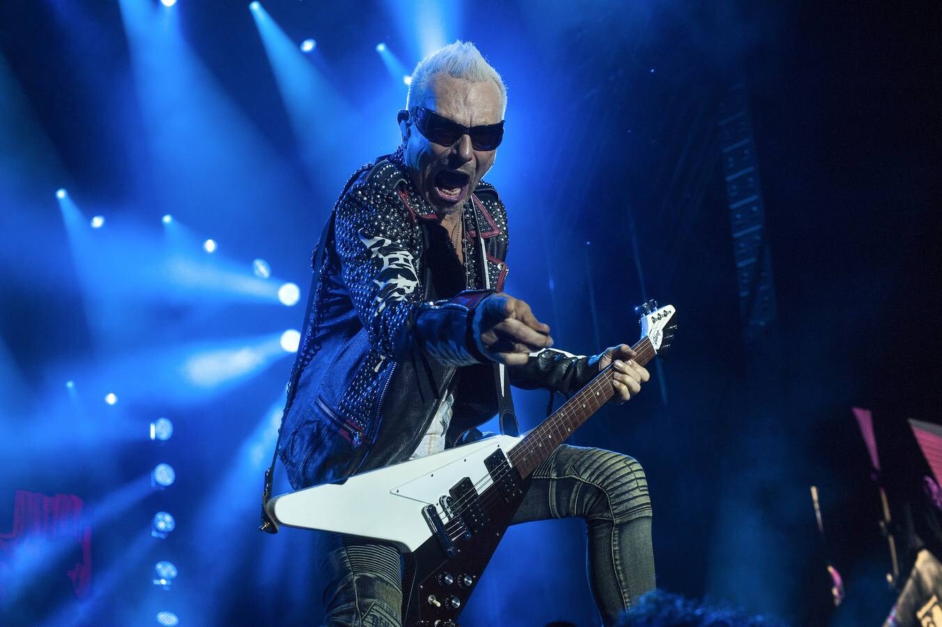 Rudolf Schenker, guitarrista del grupo alemán Scorpions, durante su concierto en Cantabria dentro de la gira Crazy World Tour. 