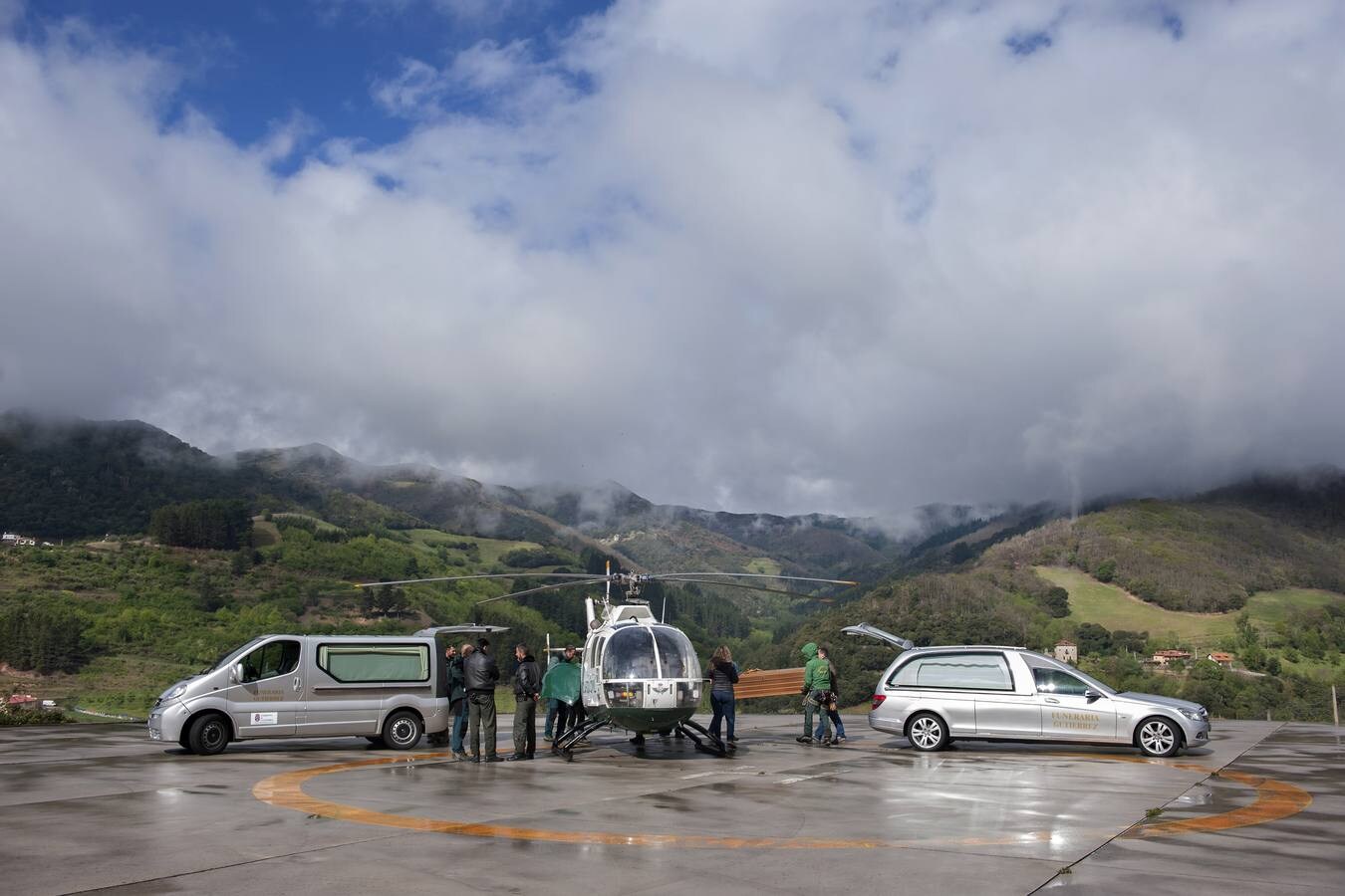 Agentes del GREIM evacúan en helicóptero uno de los cadáveres de los tres jóvenes fallecidos en un accidente de escalada en el Jiso (Picos de Europa). 