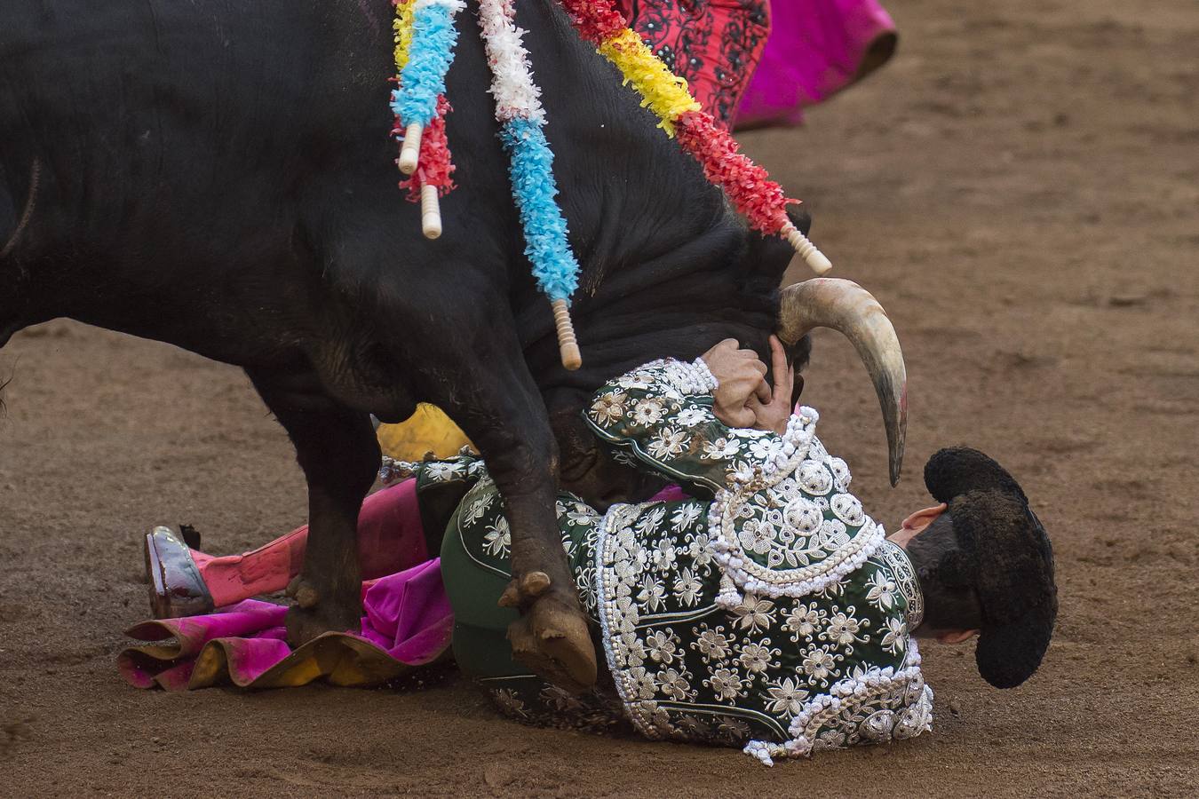 Un banderillero sufre una cogida sin consecuencias durante la feria de Santiago, en la plaza de toros de Santander.