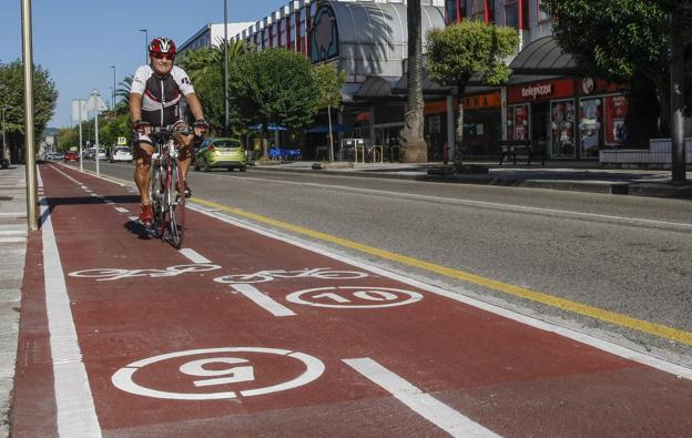 Un ciclista circula por el nuevo carril bici en la calle Julio Hauzeur. :