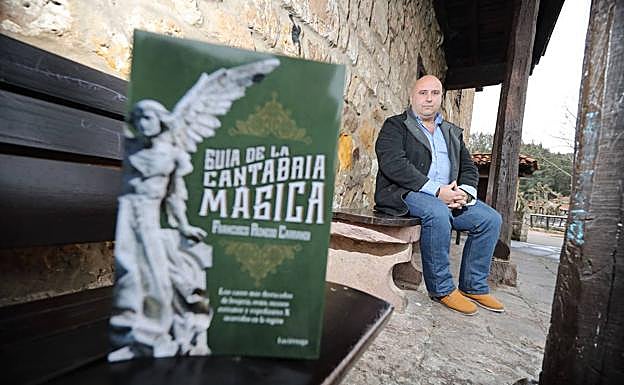 El escritor cántabro Fran Renedo Carrandi posa junto a su libro 'Guía de la Cantabria Mágica' .