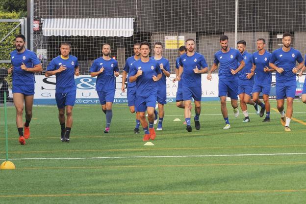 Los jugadores de la Gimnástica realizan carrera continua durante un entrenamiento.