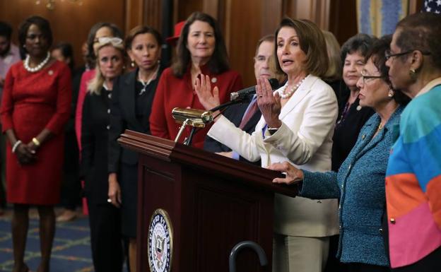 Nancy Pelosi (centro) lidera un acto de apoyo a Christine Blasey Ford. 