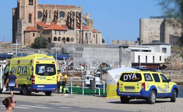 Los servicios de emergencia que actuaron en el rescate trasladaron al hombre al puerto de Castro Urdiales.