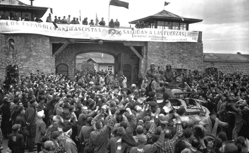 Prisioneros españoles de Mauthausen saludan a las tropas de EE UU tras la liberación. 