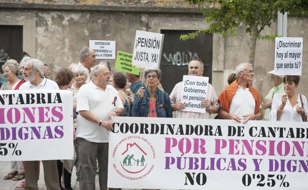 La coordinadora de pensionistas de Cantabria intensifica sus protestas con marchas a pie por la región